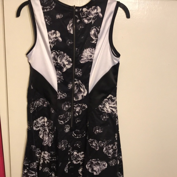 Great black and white flowered dress - Picture 4 of 6